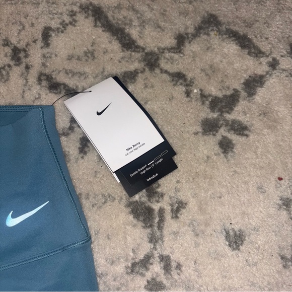 Nike Women's Zenvy Gentle-Support High-Waisted 8" Biker Shorts - Picture 7 of 9